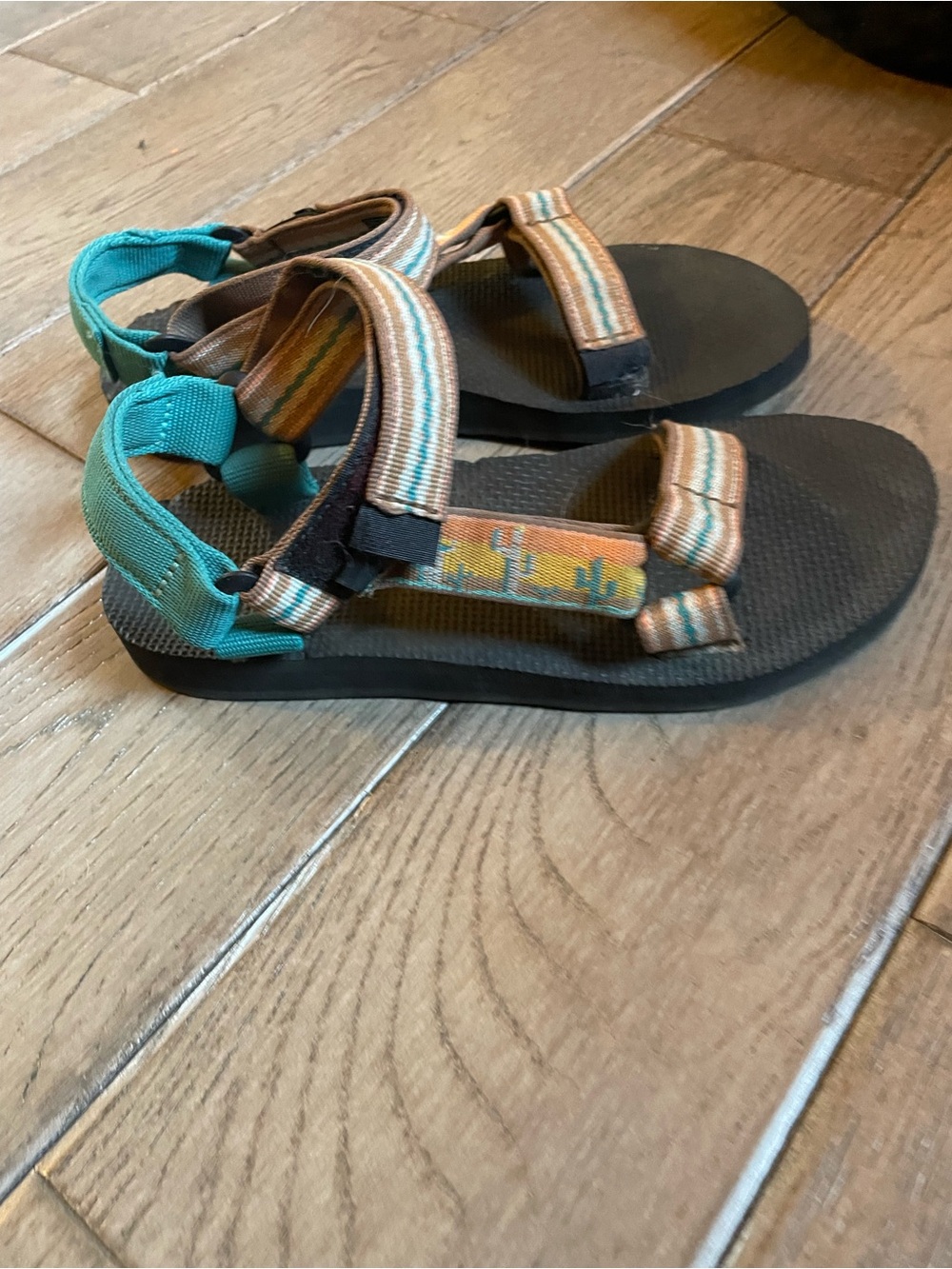 Tevas - Picture 2 of 3